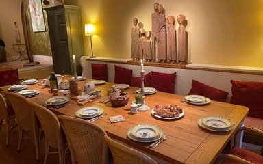 Ein schöner solider Holztisch lädt zum essen und reden ein Ein schöner solider Holztisch lädt zum essen und reden ein