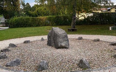 Der Steinkreis besteht aus Steinen aus dem Untersberg Massiv Der Steinkreis besteht aus Steinen aus dem Untersberg Massiv