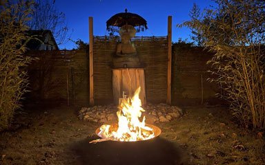 Garten mit Feuer und Buddha in Hamburg Garten mit Feuer und Buddha in Hamburg