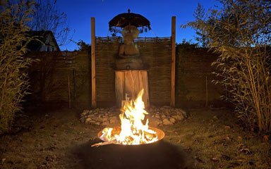 Garten mit Feuer und Buddha in Hamburg