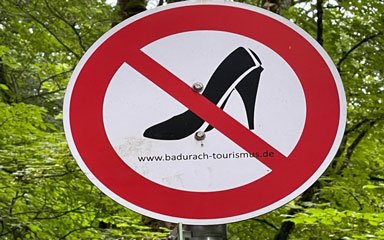 Hi Heels gehen wandern - nicht. (Bad Urach, Schwäbische Alp, Baden Württemberg) Hi Heels gehen wandern - nicht. (Bad Urach, Schwäbische Alp, Baden Württemberg)