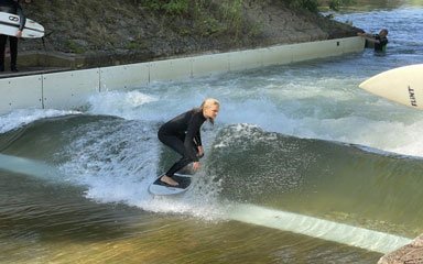 Im Flow sein am Eisbach in München, die Surfwelle an der Isar Im Flow sein am Eisbach in München, die Surfwelle an der Isar