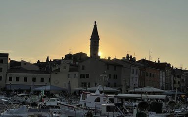 Yin Yang im Bild der Stadt (Porec, Kroatien) Yin Yang im Bild der Stadt (Porec, Kroatien)